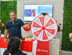 Montería, 11 de julio de 2025. Cada día, Veolia Aguas de Montería construye confianza, escucha a la comunidad y actúa con coherencia frente a su compromiso de brindar servicios con calidad. En el marco de la conmemoración del Día del Usuario y del Vocal de Control, la empresa convirtió su sala de atención en un espacio especial para compartir con quienes son el centro de su labor: los usuarios.