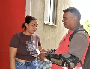 Montería, 30 de julio de 2025. Como parte de su compromiso con la comunidad, la empresa Veolia implementa nuevas estrategias para seguir mejorando la calidad de vida de los monterianos, ofreciendo soluciones concretas y beneficios que generan confianza y fortalecen la relación con sus usuarios. Recientemente la compañía inició una campaña puerta a puerta en el barrio El Recuerdo, llegando directamente a los hogares para continuar garantizando el acceso a los servicios de acueducto y alcantarillado sanitario