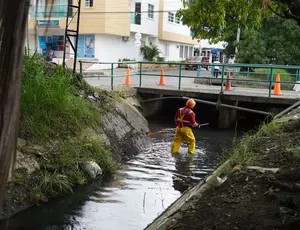 Veolia mantiene activo su plan de refuerzo de limpieza de canales de drenaje pluvial en Montería