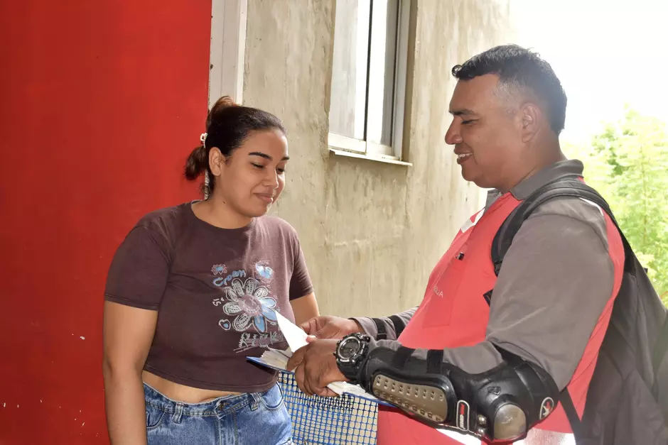 Montería, 30 de julio de 2025. Como parte de su compromiso con la comunidad, la empresa Veolia implementa nuevas estrategias para seguir mejorando la calidad de vida de los monterianos, ofreciendo soluciones concretas y beneficios que generan confianza y fortalecen la relación con sus usuarios. Recientemente la compañía inició una campaña puerta a puerta en el barrio El Recuerdo, llegando directamente a los hogares para continuar garantizando el acceso a los servicios de acueducto y alcantarillado sanitario