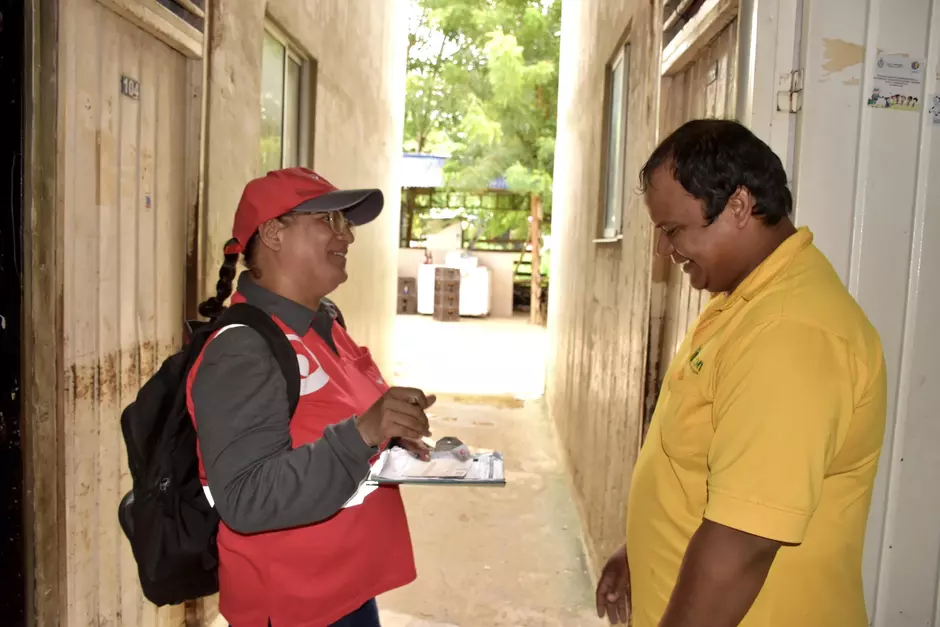 Montería, 30 de julio de 2025. Como parte de su compromiso con la comunidad, la empresa Veolia implementa nuevas estrategias para seguir mejorando la calidad de vida de los monterianos, ofreciendo soluciones concretas y beneficios que generan confianza y fortalecen la relación con sus usuarios. Recientemente la compañía inició una campaña puerta a puerta en el barrio El Recuerdo, llegando directamente a los hogares para continuar garantizando el acceso a los servicios de acueducto y alcantarillado sanitario