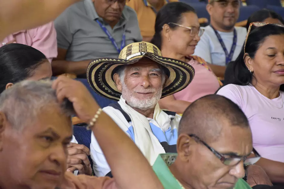 Montería, 22 de agosto de 2025. Veolia, empresa comprometida con la comunidad, llevó a cabo la versión 2025 de su programa Escuela de Líderes, una iniciativa que se realiza desde 2021 con el objetivo de fortalecer el liderazgo comunitario para promover el uso responsable de los servicios de acueducto y alcantarillado en Montería. Este programa busca fomentar la corresponsabilidad ciudadana, el cuidado del medio ambiente y la sostenibilidad de los recursos hídricos en la ciudad. La edición de 2025 consisti