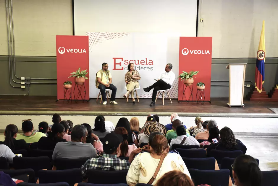 Montería, 22 de agosto de 2025. Veolia, empresa comprometida con la comunidad, llevó a cabo la versión 2025 de su programa Escuela de Líderes, una iniciativa que se realiza desde 2021 con el objetivo de fortalecer el liderazgo comunitario para promover el uso responsable de los servicios de acueducto y alcantarillado en Montería. Este programa busca fomentar la corresponsabilidad ciudadana, el cuidado del medio ambiente y la sostenibilidad de los recursos hídricos en la ciudad. La edición de 2025 consisti