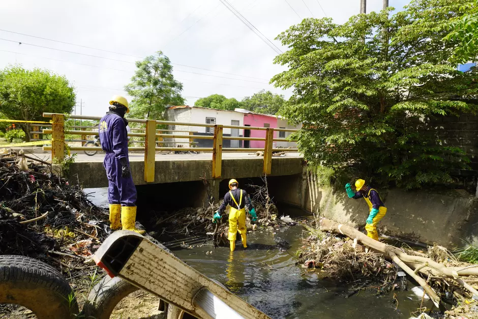 Veolia mantiene activo su plan de refuerzo de limpieza de canales de drenaje pluvial en Montería